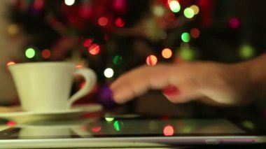 Kadın el ile renkli ışık bokeh dijital tablet kullanarak arka plan-yakından