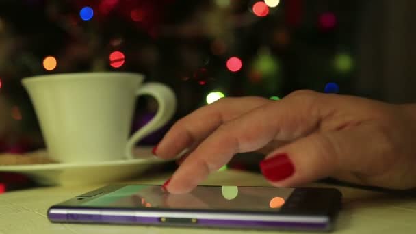 Nainen kädet käyttäen mobiili älypuhelin värikäs valo bokeh tausta - lähikuva — kuvapankkivideo