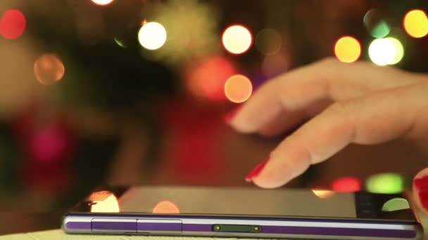 Kobieta ręce przy użyciu mobilnych telefonów inteligentnych z kolorowe światła bokeh tło bliska — Wideo stockowe