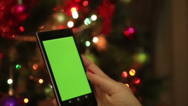 Groen scherm mobiele slimme telefoon met kleurrijke licht bokeh achtergrond — Stockvideo