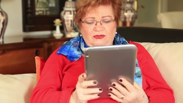 Reife kaukasische Frau mit digitalem Tablet — Stockvideo