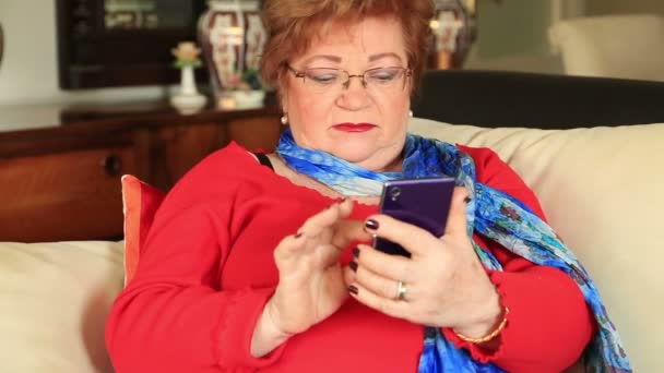 Mujer madura usando el teléfono inteligente — Vídeo de stock