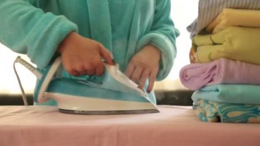 Kadın giysileri dumanı tüten bir demir 2 ile Ütü