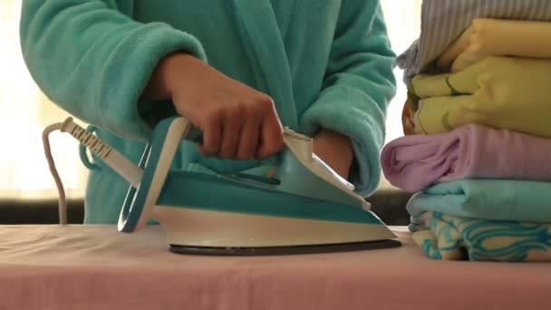 Woman ironing clothes with a steaming iron — Stock Footage Woman ironing clothes with a steaming iron Royalty Free Stock Video
