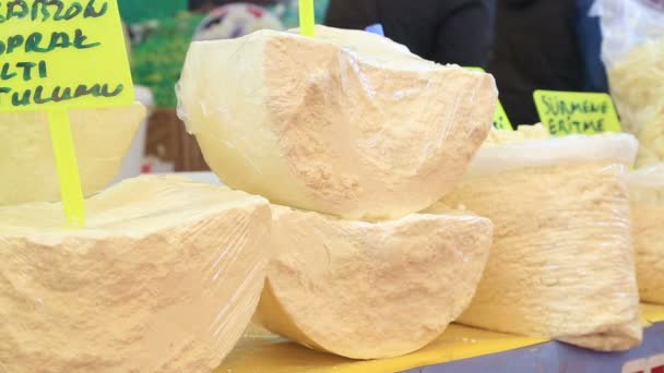 Rodas de queijo empilhadas no mercado 4 — Vídeo de Stock