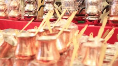Kapalıçarşı Istanbul'da, bakır, gümüş mutfak eşyaları