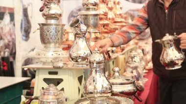 Kapalıçarşı Istanbul'da, bakır, gümüş mutfak eşyaları