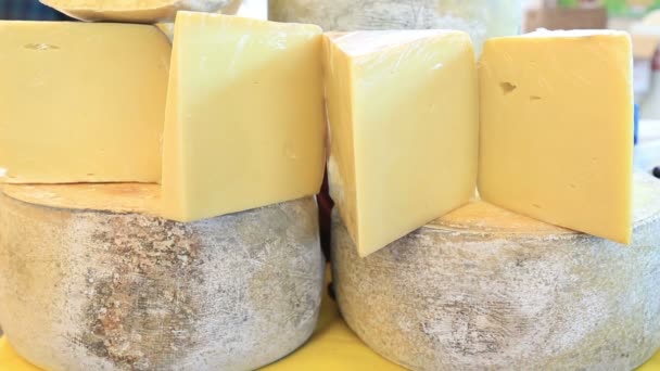 Wielen van kaas op een markt — Stockvideo
