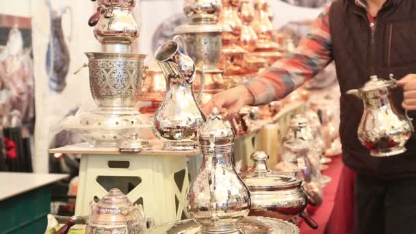 Copper, silver kitchenware  at grand bazaar in Istanbul — Stock Video
