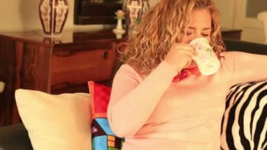 İçme ve gülümseyen kadın