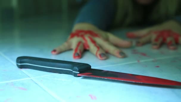 Elinde bıçakla kanlı 3 kadın el — Stok video