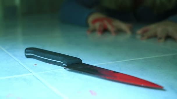 Cuchillo de mano mujer con sangre — Vídeos de Stock