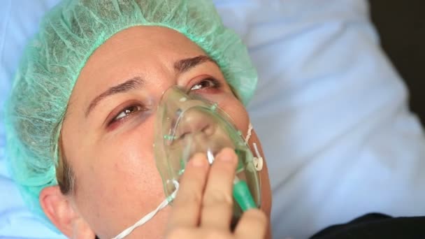 Oksijen maskesi 3 hastada — Stok video