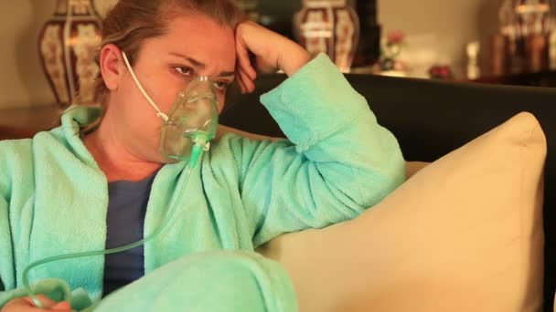 Портрет женщины в кислородной маске 4 — стоковое видео