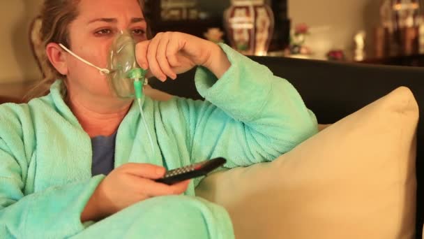 Portrait of a woman with oxygen mask — Stock Video