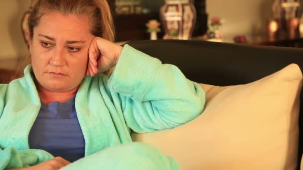 Chora kobieta zmęczona loking na aparat 2 — Wideo stockowe
