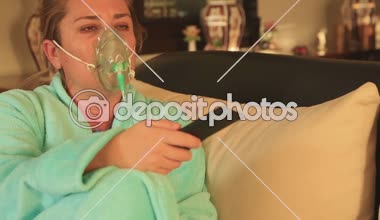 Oksijen maskesi tv izlerken kadınla