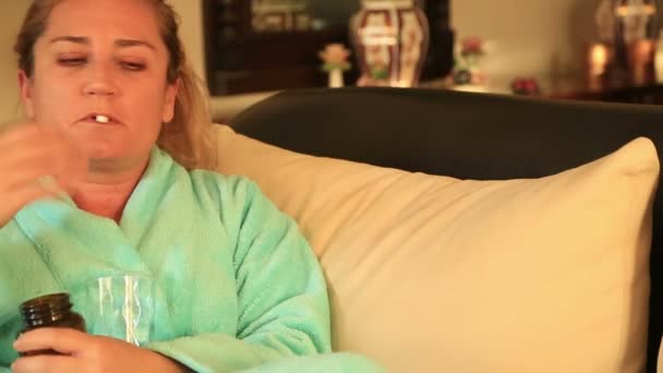 아픈 피곤된 여자는 피임약을 복용 — 비디오