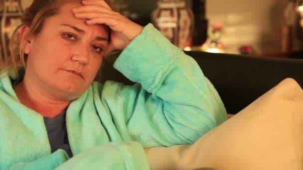 Усталая депрессивная женщина 2 — стоковое видео