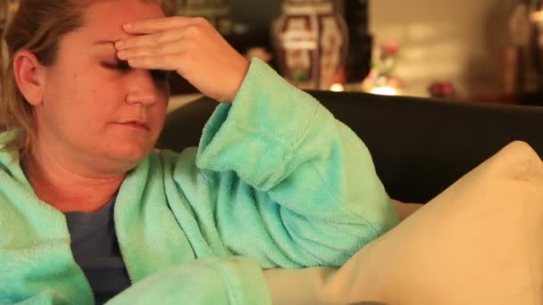Mujer depresiva cansada con dolor de cabeza — Vídeos de Stock