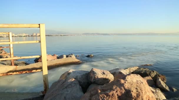 腰物を海に排出汚染環境排水管 — ストック動画