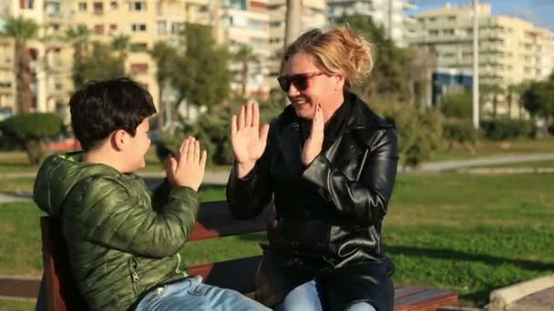 Anne ve oğlu park bench.mov üzerinde oturan — Stok video