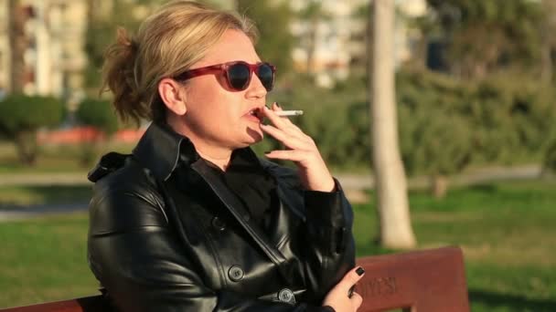 Nő ül egy padon, és a dohányzás cigarette.mov