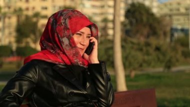 Müslüman kadın akıllı telefonda konuşurken
