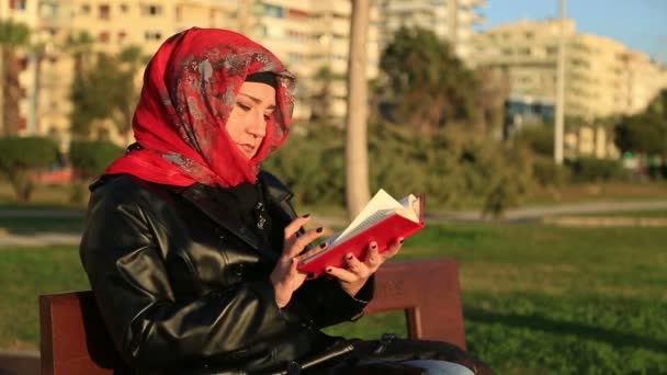 Muslim woman reading book — Stock Video