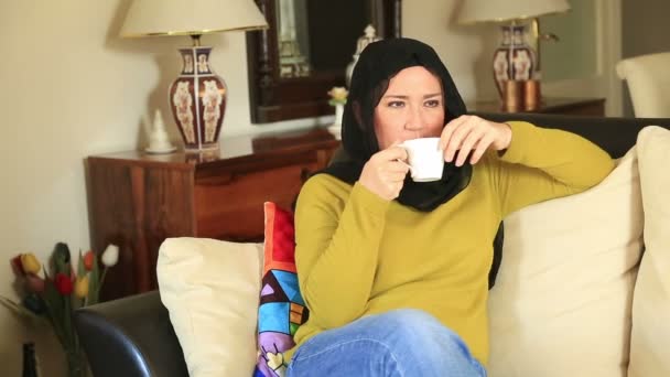 Moslimvrouw drinken koffie 3 — Stockvideo