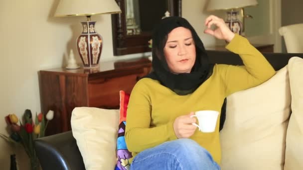 Muslimsk kvinna dricker kaffe — Stockvideo