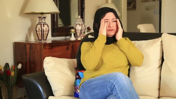 Mulher muçulmana com dor de cabeça 2 — Vídeo de Stock