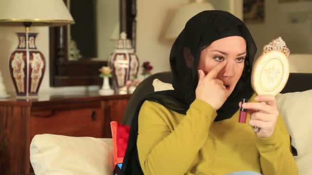用镜子 2 的穆斯林女人的画像 — 图库视频影像