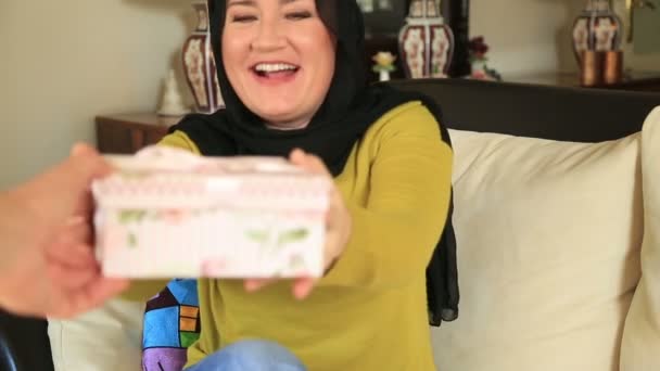 Mulher muçulmana abrindo a caixa de presente 2 — Vídeo de Stock