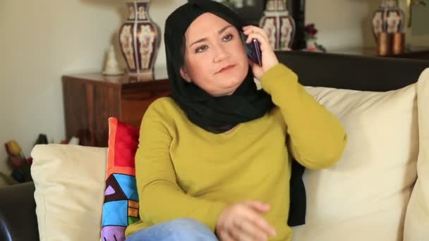 Muslimische Frau telefoniert — Stockvideo