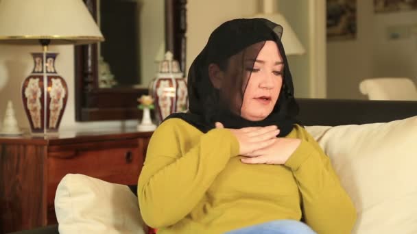 Muslimsk kvinna med astma inhalator 2 — Stockvideo