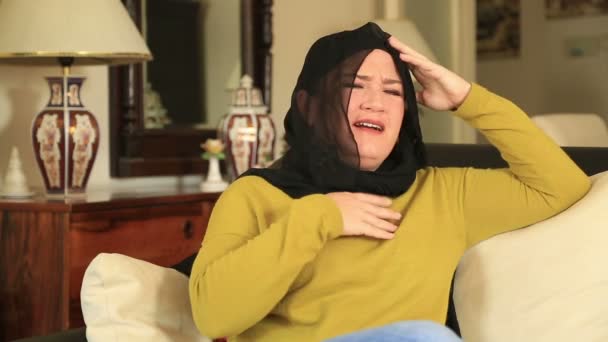Mulher muçulmana usando inalador de asma — Vídeo de Stock