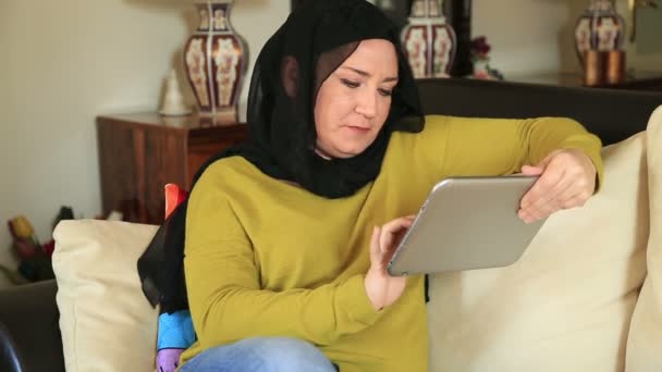 Muslim woman using digital tablet 2 — Stock Video