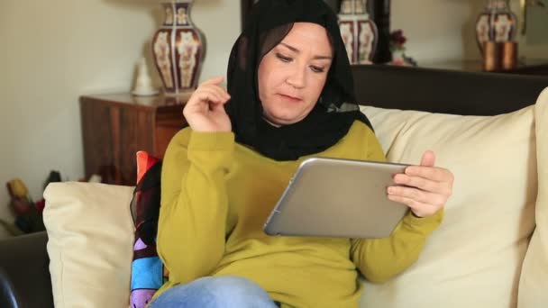Donna musulmana utilizzando tablet digitale — Video Stock