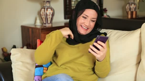 Muslimische Frau nutzt Smartphone 2 — Stockvideo