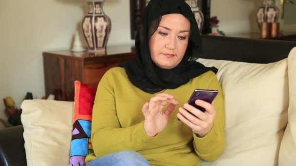 Muslimsk kvinna med smart telefon — Stockvideo