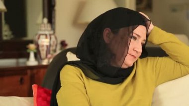Gülümseyen bir Müslüman kadın portresi