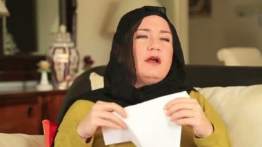 Hasta Müslüman kadın sneezing.mov