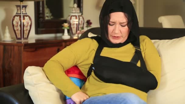 Мусульманка со сломанной рукой в корсете для рук 2 — стоковое видео