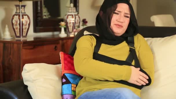 Donna musulmana con un braccio rotto che indossa un tutore — Video Stock
