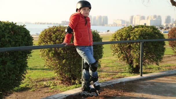 Portret van een jonge skater jongen — Stockvideo