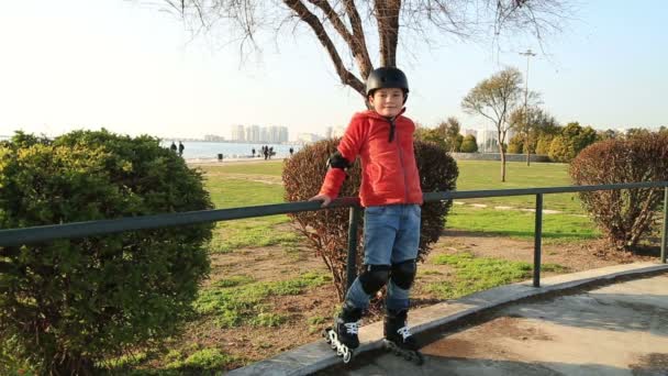 一个年轻的溜冰者提供的防护设备的肖像 — 图库视频影像