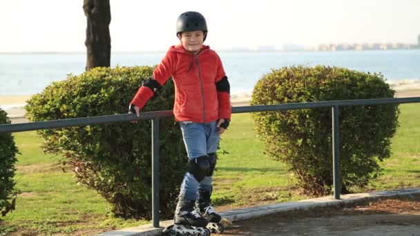 Ung skejtare pojke redo att rida på rullskridskor — Stockvideo