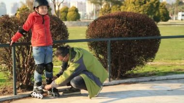 Genç kaykaycı çocuk tekerlekli paten üzerinde binmeye hazır