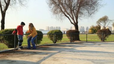 Annesi ile pratik yapma genç kaykaycı